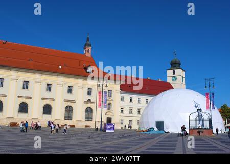 Sibiu, Roumanie - 14 octobre 2023 : Grande place et Tour du Conseil Banque D'Images