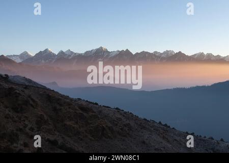 Paysage de lever de soleil de montagne brumeuse dans l'Himalaya, Népal. Paysage de montagnes brumeuses avec des sommets de haute altitude et montagne Everest sur le fond. Banque D'Images