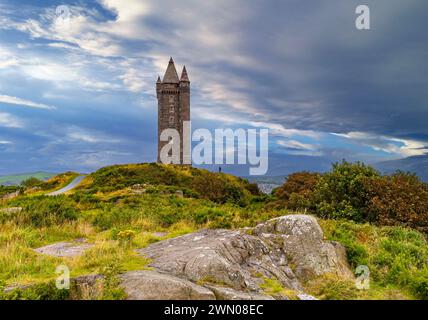 Tour Scrabo de style baronial écossais construite en 1857, sur une colline au-dessus de Newtonards dans le comté de Down, en Irlande du Nord Banque D'Images