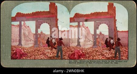 Démolir des murs dangereux dans le quartier secoué et brûlé de San Francisco, le 18 avril 1906. Démolir des murs dangereux dans le quartier secoué et brûlé de San Francisco, le 18 avril 1906 Banque D'Images