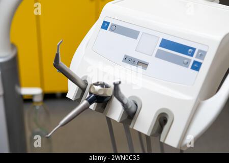 Outils de dentiste, burnishers, différents instruments dentaires dans un cabinet de dentiste Banque D'Images