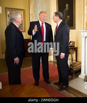 Washington, États-Unis d'Amérique. 24 octobre 2017. Le président Donald J. Trump arrive au Capitole, mardi 24 octobre 2017, accueilli par le chef de la majorité sénatoriale, Mitch McConnell, R-KY, et le président du comité de politique républicaine du Sénat, John Barrasso, R-WY, à Washington, DC personnes : le président Donald J. Trump Credit : Storms Media Group/Alamy Live News Banque D'Images