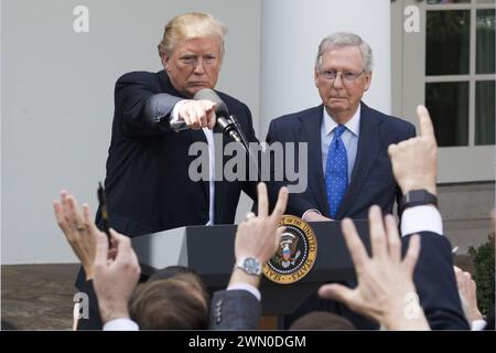 Washington, États-Unis d'Amérique. 20 octobre 2017. WASHINGTON, DC -16 OCTOBRE : le président Donald Trump, accompagné du chef de la majorité au Sénat Mitch McConnell, appelle un journaliste à une conférence de presse conjointe dans la roseraie de la Maison Blanche, lundi 16 octobre 2017, à Washington, DC, disant que lui et McConnell travaillent dur avec d'autres membres du Congrès sur les questions de réforme fiscale et de santé CareWhite House 16 octobre 2017, à Washington, DC personnes : Donald Trump, rejoint par le vice-président Mike Pence Credit : Storms Media Group / Alamy Live News Banque D'Images