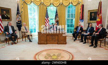 Washington, États-Unis d'Amérique. 20 juillet 2020. Le président Donald J. Trump et le vice-président Mike Pence rencontrent le leader de la majorité au Sénat, le sénateur Mitch McConnell, R-Ky, le leader de la minorité à la Chambre, Kevin McCarthy, R-Calif., le secrétaire au Trésor, Steven Mnuchin, et le chef de cabinet Mark Meadows le lundi 20 juillet 2020, dans le bureau ovale de la Maison Blanche People: Le président Donald Trump Credit: Storms Media Group/Alay Live News Banque D'Images