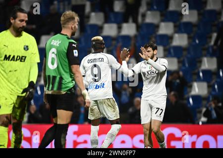 Foto Massimo Paolone/LaPresse 28 Febbraio 2024 - Reggio Emilia, Italia - sport, calcio - Sassuolo vs Napoli - Campionato Italiano di calcio Serie A TIM 2023/2024 - Stadio Mapei Città ; del Tricolore. Nella foto : Victor Osimhen (SSC Napoli) esulta con Khvicha Kvaratskhelia (SSC Napoli) dopo aver realizzato il gol 1-4 février 28, 2024 Reggio Emilia, Italie - sport, calcio - Sassuolo vs Napoli - Championnat italien de football Serie A 2023/2024 - stade Mapei. Sur la photo : Victor Osimhen (SSC Napoli) fête avec Khvicha Kvaratskhelia (SSC Napoli) après avoir marqué le but 1-4 Banque D'Images