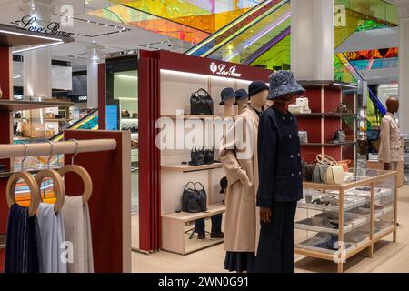 Saks Fifth Avenue Flagship Store main Floor, New York City, États-Unis 2024 Banque D'Images