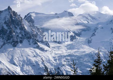 Le Mont Blanc (à droite) et l'aiguille du midi (à gauche), près de Chamonix en France. Banque D'Images