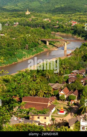 Vue sur la rivière Nam Khan et le vieux pont français de la colline de Phou si à Luang Prabang dans le nord du Laos Banque D'Images