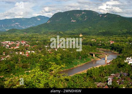 Vue sur la rivière Nam Khan et le vieux pont français de la colline de Phou si à Luang Prabang dans le nord du Laos Banque D'Images