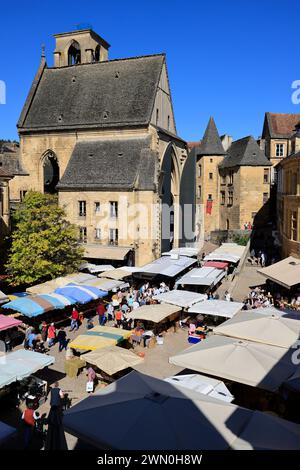 Marché place de la liberté dans la vieille ville de Sarlat, capitale du Périgord Noir. Alimentation, commerce, patrimoine architectural, tourisme. Sarlat-la-Canéda, Pér Banque D'Images