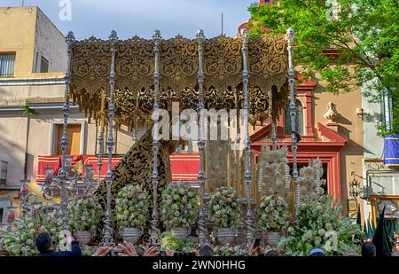 Procession de l'espérance de Triana au petit matin de la semaine Sainte à Séville, Espagne Banque D'Images