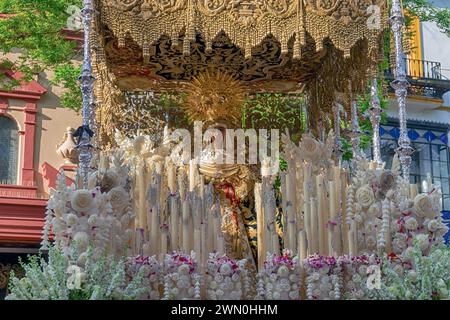 Procession de l'espérance de Triana au petit matin de la semaine Sainte à Séville, Espagne Banque D'Images