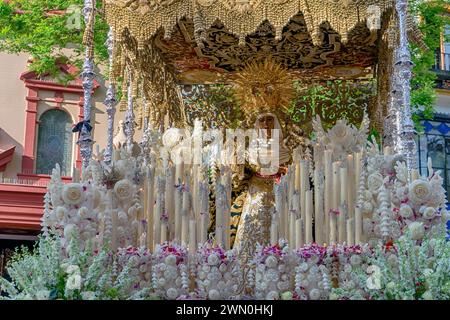 Procession de l'espérance de Triana au petit matin de la semaine Sainte à Séville, Espagne Banque D'Images