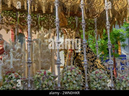 Procession de l'espérance de Triana au petit matin de la semaine Sainte à Séville, Espagne Banque D'Images