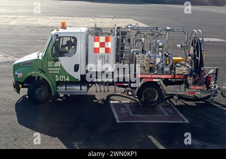 Camion de ravitaillement sur la piste de l'aéroport international Bahias de Huatulco (HUX) à Huatulco, Mexique Banque D'Images