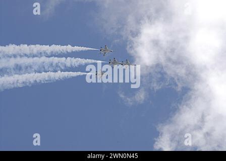 SPOKANE/Washington State  usa Fairchild Air Force base Presents Thunderbirds skyfest 2014 31 mai 01 juin 2014 plus de 150,000 spectateurs regardent deux jours spector enjoy air show thuderbirds et autres avions courageux polits stange great show base personnel étaient merveilleux non parking gratuit et gratuit, pas de vérification d'identité et de vérification de l'arrière-pays, juste les sacs et les examens corporels étaient gentils et des gens gentils se présentent avec des familles à qui s'adressent les enfants à la base aérienne de Fairchild aujourd'hui le 01 juin 2014 (photo de Francis Dean/Deanpictures) Banque D'Images