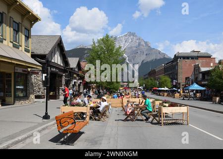 Vue sur l'avenue piétonne Banff en direction de Cascade Mountain dans les Rocheuses canadiennes, en Alberta. Banque D'Images