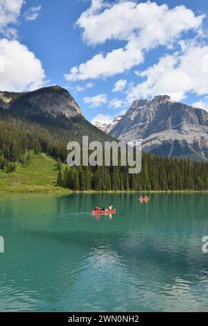 Canots loués sur Emerald Lake, parc national Yoho, Colombie-Britannique, Canada Banque D'Images