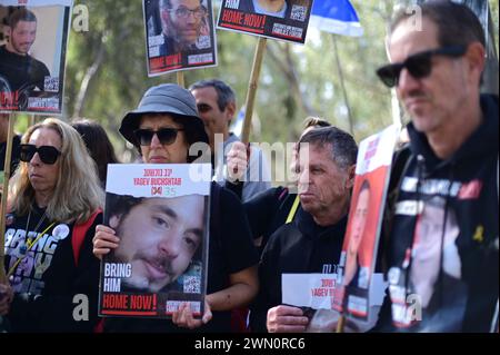 (240228) -- RE'Im, 28 février 2024 (Xinhua) -- les familles et les partisans des otages pris par le Hamas, participent à une marche du Kibboutz Re'im à Jérusalem pour appeler à la libération de tous les otages, à Re'im, Israël, le 28 février 2024. Israël a lancé une offensive à grande échelle contre le Hamas au pouvoir à Gaza pour riposter contre le saccage de ce dernier dans le sud d'Israël le 7 octobre 2023, au cours duquel environ 1 200 personnes ont été tuées et plus de 200 ont été prises en otage. Le nombre de morts palestiniens dans la bande de Gaza est passé à 29 954 alors que l'armée israélienne a tué 76 au cours des dernières 24 heures, les Ha Banque D'Images