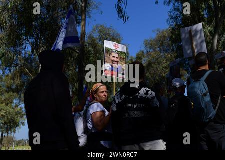 (240228) -- RE'Im, 28 février 2024 (Xinhua) -- les familles et les partisans des otages pris par le Hamas, participent à une marche du Kibboutz Re'im à Jérusalem pour appeler à la libération de tous les otages, à Re'im, Israël, le 28 février 2024. Israël a lancé une offensive à grande échelle contre le Hamas au pouvoir à Gaza pour riposter contre le saccage de ce dernier dans le sud d'Israël le 7 octobre 2023, au cours duquel environ 1 200 personnes ont été tuées et plus de 200 ont été prises en otage. Le nombre de morts palestiniens dans la bande de Gaza est passé à 29 954 alors que l'armée israélienne a tué 76 au cours des dernières 24 heures, les Ha Banque D'Images