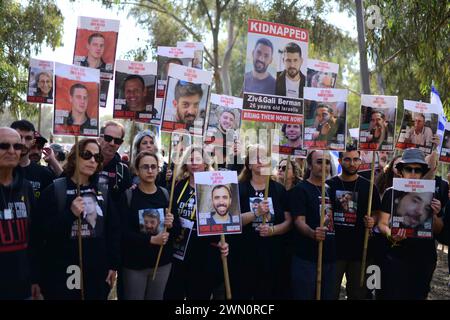 (240228) -- RE'Im, 28 février 2024 (Xinhua) -- les familles et les partisans des otages pris par le Hamas, participent à une marche du Kibboutz Re'im à Jérusalem pour appeler à la libération de tous les otages, à Re'im, Israël, le 28 février 2024. Israël a lancé une offensive à grande échelle contre le Hamas au pouvoir à Gaza pour riposter contre le saccage de ce dernier dans le sud d'Israël le 7 octobre 2023, au cours duquel environ 1 200 personnes ont été tuées et plus de 200 ont été prises en otage. Le nombre de morts palestiniens dans la bande de Gaza est passé à 29 954 alors que l'armée israélienne a tué 76 au cours des dernières 24 heures, les Ha Banque D'Images