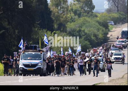 (240228) -- RE'Im, 28 février 2024 (Xinhua) -- les familles et les partisans des otages pris par le Hamas, participent à une marche du Kibboutz Re'im à Jérusalem pour appeler à la libération de tous les otages, à Re'im, Israël, le 28 février 2024. Israël a lancé une offensive à grande échelle contre le Hamas au pouvoir à Gaza pour riposter contre le saccage de ce dernier dans le sud d'Israël le 7 octobre 2023, au cours duquel environ 1 200 personnes ont été tuées et plus de 200 ont été prises en otage. Le nombre de morts palestiniens dans la bande de Gaza est passé à 29 954 alors que l'armée israélienne a tué 76 au cours des dernières 24 heures, les Ha Banque D'Images