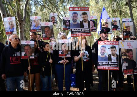 (240228) -- RE'Im, 28 février 2024 (Xinhua) -- les familles et les partisans des otages pris par le Hamas, participent à une marche du Kibboutz Re'im à Jérusalem pour appeler à la libération de tous les otages, à Re'im, Israël, le 28 février 2024. Israël a lancé une offensive à grande échelle contre le Hamas au pouvoir à Gaza pour riposter contre le saccage de ce dernier dans le sud d'Israël le 7 octobre 2023, au cours duquel environ 1 200 personnes ont été tuées et plus de 200 ont été prises en otage. Le nombre de morts palestiniens dans la bande de Gaza est passé à 29 954 alors que l'armée israélienne a tué 76 au cours des dernières 24 heures, les Ha Banque D'Images