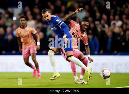 Malo Gusto de Chelsea se bat pour le ballon contre Jaidon Anthony de Leeds United lors du match de cinquième tour de la Coupe de FA de l'Emirates à Stamford Bridge, Londres. Date de la photo : mercredi 28 février 2024. Banque D'Images