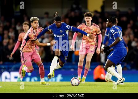 Noni Madueke de Chelsea se bat pour le ballon contre Mateo Joseph de Leeds United (à gauche) lors du match de cinquième tour de la Coupe de FA de l'Emirates à Stamford Bridge, Londres. Date de la photo : mercredi 28 février 2024. Banque D'Images