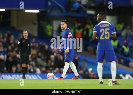 28 février 2024 ; Stamford Bridge, Chelsea, Londres, Angleterre : FA Cup Fifth Round Football, Chelsea contre Leeds United ; le capitaine de Chelsea, Enzo Fernandez, prêt à redémarrer le match avec un coup d'envoi. Banque D'Images