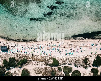 Vue aérienne de la plage de sable avec des parasols colorés, des gens méconnaissables, côte de la mer avec de l'eau bleue transparente à la journée ensoleillée en été. Voyage à mal Banque D'Images