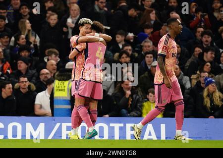 Mateo Joseph de Leeds United (à gauche) célèbre avoir marqué le but d'ouverture lors du match de cinquième tour de la Coupe FA Emirates à Stamford Bridge, Londres. Date de la photo : mercredi 28 février 2024. Banque D'Images