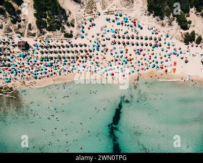 Vue aérienne de la plage de sable avec des parasols colorés, des gens méconnaissables, côte de la mer avec de l'eau bleue transparente à la journée ensoleillée en été. Voyage à mal Banque D'Images