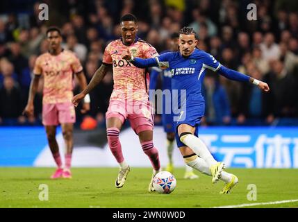 Malo Gusto de Chelsea se bat pour le ballon contre Jaidon Anthony de Leeds United lors du match de cinquième tour de la Coupe de FA de l'Emirates à Stamford Bridge, Londres. Date de la photo : mercredi 28 février 2024. Banque D'Images