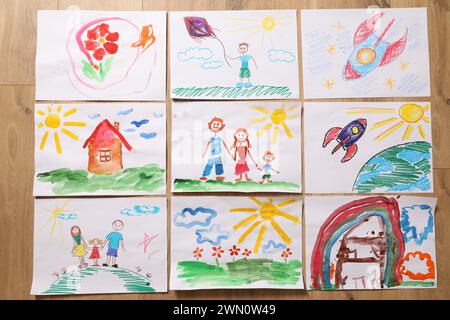 Dessins d'enfants mignons sur fond en bois, pose plate Banque D'Images