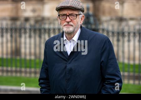 Londres, Royaume-Uni. 28 février 2024. Rassemblement du Syndicat national des travailleurs des chemins de fer, des Maritimes et des transports (RMT) à Old Palace Yard, sur le conflit en cours entre les travailleurs des chemins de fer Jeremy Corbyn crédit : Ian Davidson/Alamy Live News Banque D'Images