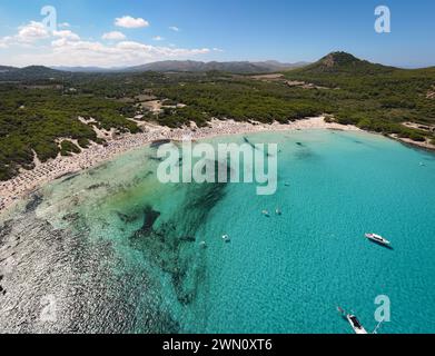 Vue aérienne de la plage de sable avec des parasols colorés, des gens méconnaissables, côte de la mer avec de l'eau bleue transparente à la journée ensoleillée en été. Voyage à mal Banque D'Images