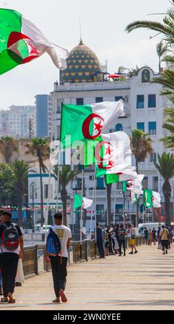 Front de mer d'Oran drapeaux algériens Algérie Banque D'Images