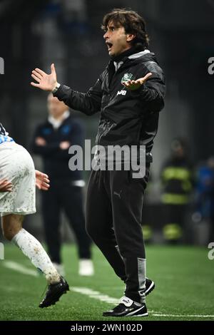 Reggio Emilia, Italie. 28 février 2024. Foto Massimo Paolone/LaPresse 28 Febbraio 2024 - Reggio Emilia, Italia - sport, calcio - Sassuolo vs Napoli - Campionato Italiano di calcio Serie A TIM 2023/2024 - Stadio Mapei Città del Tricolore. Nella foto : Emiliano Bigica (U.S.Sassuolo) da indicazioni ai suoi giocatori 28 février 2024 Reggio Emilia, Italie - sport, calcio - Sassuolo vs Napoli - Championnat italien de football Serie A 2023/2024 - stade Mapei. Sur la photo : Emiliano Bigica (U.S.Sassuolo) crie des instructions à ses joueurs crédit : LaPresse/Alamy Live News Banque D'Images