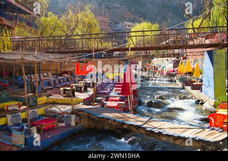 Restaurants en plein air colorés avec tables dans ou surplombant le fleuve dans la petite ville de Setti Fatma, Vallée de l'Ourika, Maroc, Afrique du Nord Banque D'Images