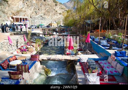 Restaurants en plein air colorés avec tables dans ou surplombant le fleuve dans la petite ville de Setti Fatma, Vallée de l'Ourika, Maroc, Afrique du Nord Banque D'Images