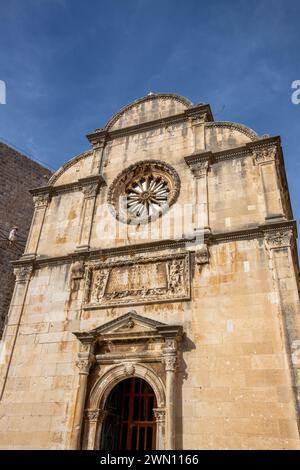 Façade de l'église du Saint Sauveur et monastère franciscain dans la ville de Dubrovnik, Croatie Banque D'Images