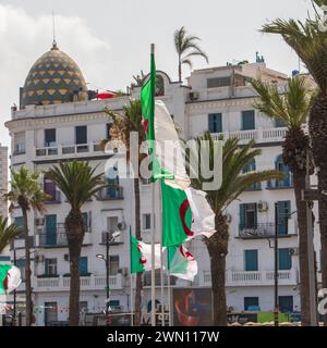 Front de mer d'Oran drapeaux algériens Algérie Banque D'Images