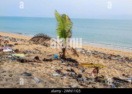 Koh Samui, Thaïlande - 19 janvier 2024 : une plage déserte, jonchée de bouteilles en plastique, d'emballages et d'autres déchets. Banque D'Images