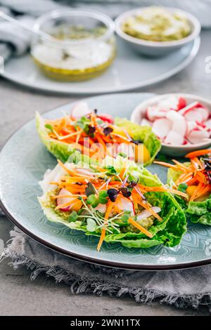 Wraps de laitue végétalienne avec légumes, pâte à tartiner à l'avocat et microgreens, collation saine Banque D'Images