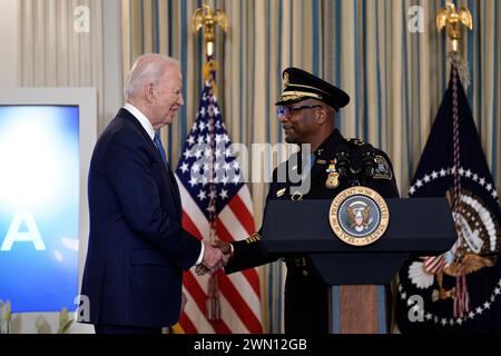 Washington, États-Unis. 28 février 2024. Le président AMÉRICAIN Joe Biden salue le chef de la police de Détroit James White avant de prononcer un discours sur ses actions pour lutter contre la criminalité dans la salle à manger de l'État de la Maison Blanche à Washington, DC le mercredi 28 février 2024. Photo de Yuri Gripas/UPI crédit : UPI/Alamy Live News Banque D'Images