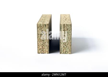 Image de deux morceaux de panneau de particules debout sur le bord sur un fond blanc. Sciure de bois pressée. Banque D'Images