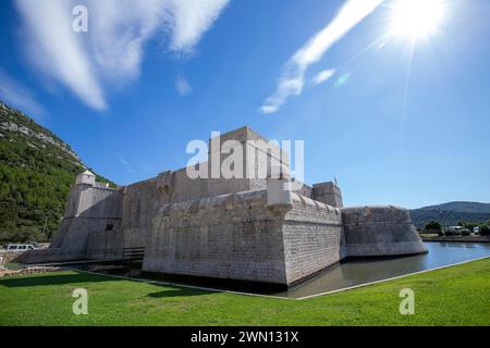 Vue de l'ancien Fort Kastio, une partie des murs de Ston fortification défensive Ston, Croatie Banque D'Images