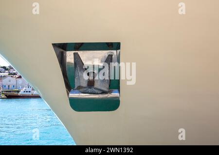 détail de l'ancre sur yacht de luxe amarré dans le port sur la mer méditerranée. Croatie, Europe Banque D'Images