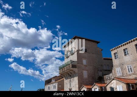 Bâtiments médiévaux dans la promenade sur le centre-ville de Trogir, Dalmatie, Croatie Banque D'Images